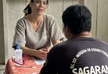 Missão fluvial em Rondônia atende aldeias e ribeirinhos com serviços de saúde Barco hospitalar atracado em rio na Amazônia, com equipe de saúde atendendo moradores locais em área ribeirinha.