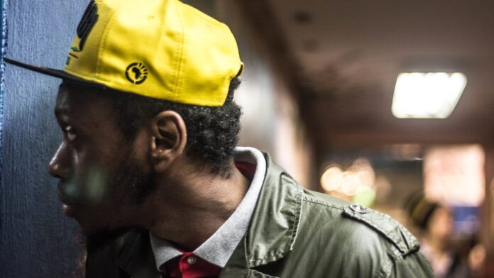 motorista-embriagado-atropela-e-mata-duas-crian-as Cena de perícia policial em calçada urbana com marcas de frenagem e viaturas ao fundo, sob luz do dia.