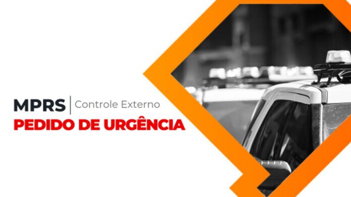 Viaturas policiais estacionadas em frente a uma delegacia de polícia, com policiais e movimentação ao fundo.