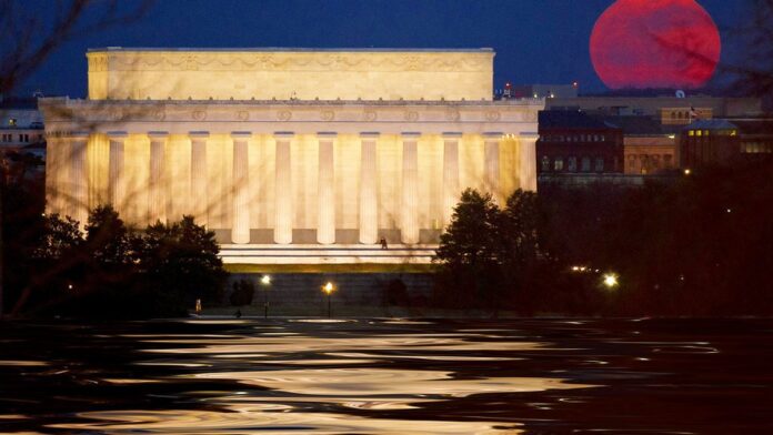 Foto em alta resolução da superfície lunar, exibindo crateras profundas e texturas rochosas acinzentadas da Bacia Oriental.