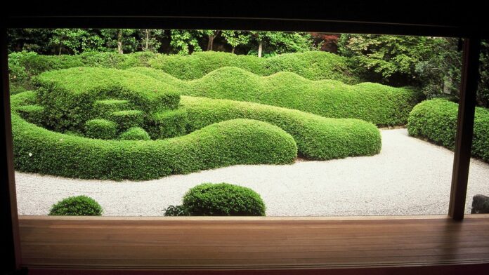 navio-tanque-flora-1-apreendido-na-su-cia-ap-s-vaz Navio-tanque de grande porte ancorado em mar aberto, com equipe de inspeção em embarcação menor ao lado.