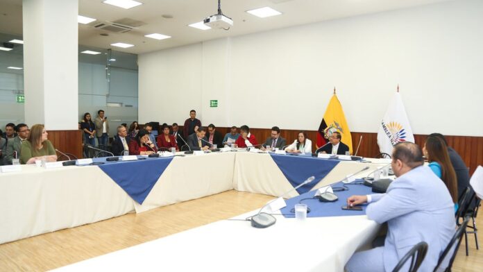 Homem de terno caminha por plantação moderna, observando colheitadeiras autônomas em campo aberto sob céu claro.
