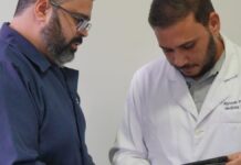 Novo sistema de comunicação do Hospital Geral de Roraima alcança 90% de cobertura da unidade Técnico utiliza equipamento de rádio em torre de transmissão de telecomunicações em área aberta de Roraima.