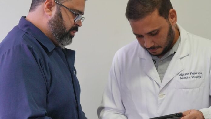 novo-sistema-de-comunica-o-do-hgr-alcan-a-90-de-co Técnico utiliza equipamento de rádio em torre de transmissão de telecomunicações em área aberta de Roraima.