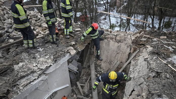 Prédio residencial destruído com escombros e fumaça após ataque noturno em Odessa, Ucrânia.