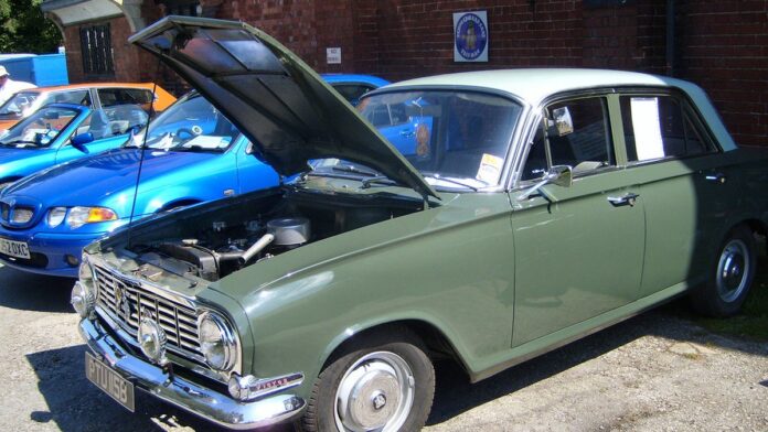 paquist-o-adota-tarifa-zero-no-transporte-p-blico- Ônibus lotado percorrendo uma rua movimentada no Paquistão sob luz natural.