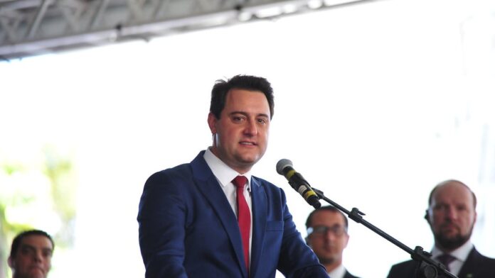 Interior de fábrica automatizada com equipamentos modernos de tecnologia agrícola em linha de produção no Paraná.