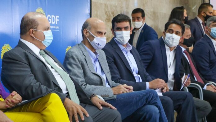 Pessoas diversas em um ambiente inclusivo, celebrando a acessibilidade com gestos de apoio e integração.