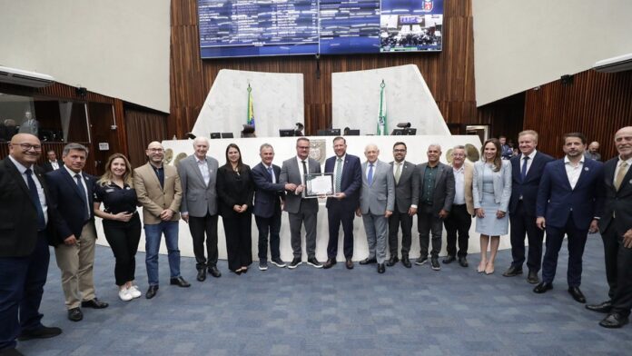 piso-m-nimo-do-frete-antt-enfrenta-contesta-es-sob Caminhão de carga trafegando em rodovia, simbolizando o transporte de mercadorias e a logística nacional.