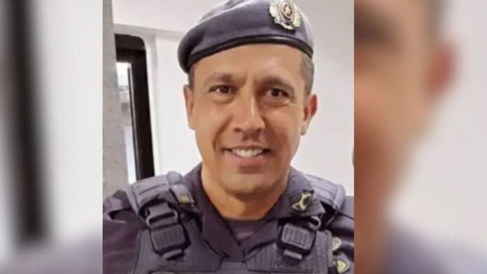 Foto de farda da Polícia Militar de São Paulo com o brasão da corporação, sobre fundo neutro.