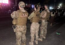 Polícia Civil reforça segurança para a Semana Santa no interior de Roraima Policiais civis fardados em viatura patrulhando uma via urbana no interior de Roraima.