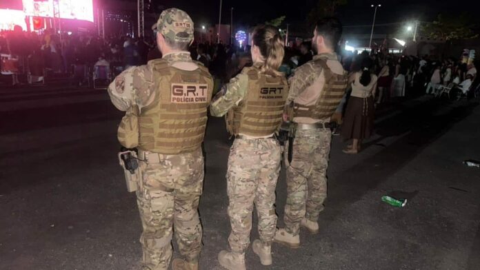 pol-cia-civil-refor-a-seguran-a-para-a-semana-sant Policiais civis fardados em viatura patrulhando uma via urbana no interior de Roraima.