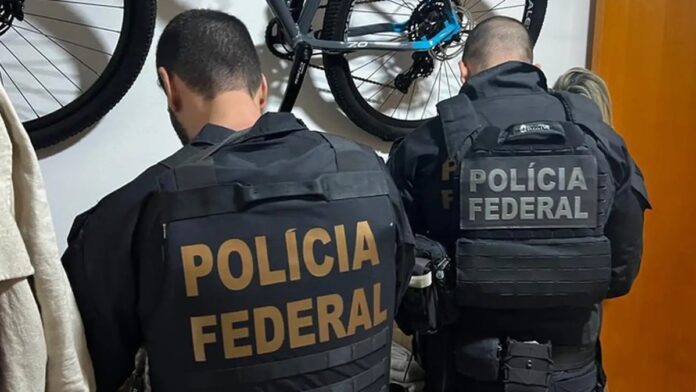 Agentes da Polícia Federal em operação, com viaturas e equipamentos táticos, em frente a um estabelecimento comercial.