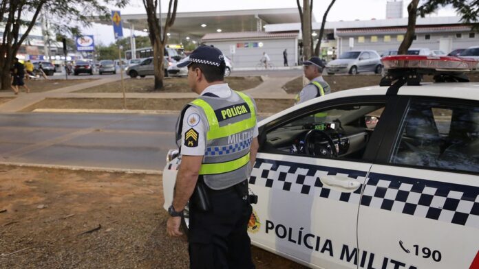 pol-cia-militar-do-piau-define-cronograma-de-curso Policiais militares fardados em uma sala de aula, atentos a uma apresentação em um telão durante curso de capacitação.
