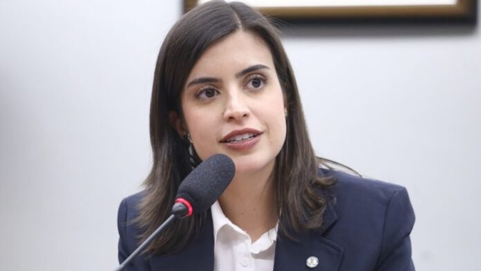 Foto de uma rua urbana movimentada com poluição visual e tráfego, representando o impacto do ruído nas cidades.