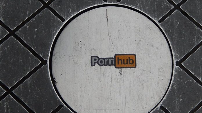 Ícone de cadeado sobre um mapa da Austrália, simbolizando restrição de acesso à internet.