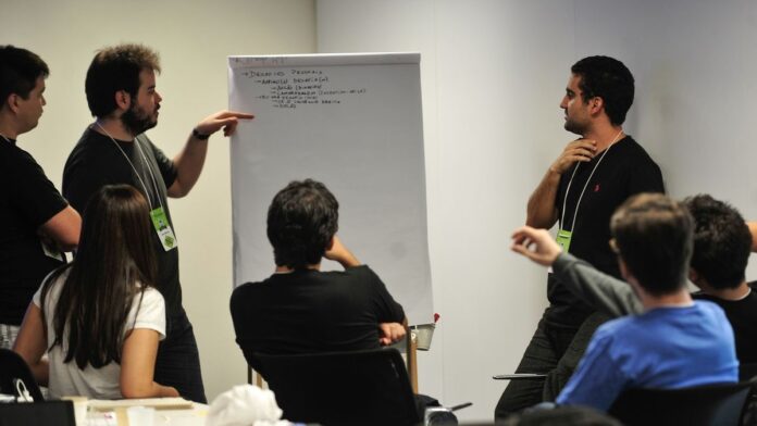 Logomarca do Prêmio Sebrae Startups em destaque sobre fundo moderno, indicando oportunidade para empresas inovadoras.