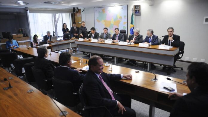 Plataforma de petróleo em alto-mar sob céu azul, simbolizando exploração e extração de recursos minerais.