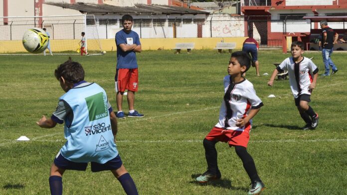 primavera-estreia-na-s-rie-d-contra-o-brasiliense- Jogadores do Primavera e Brasiliense disputam a posse de bola no gramado durante partida da Série D.
