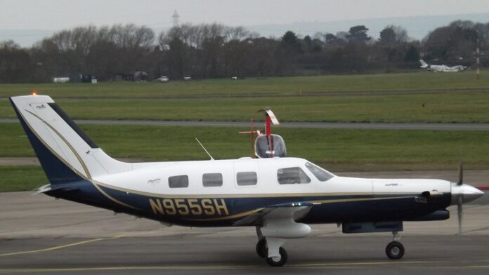 queda-de-avi-o-em-cap-o-da-canoa-rs-atinge-restaur Destroços de um pequeno avião sobre escombros de um restaurante com equipes de resgate trabalhando no local.