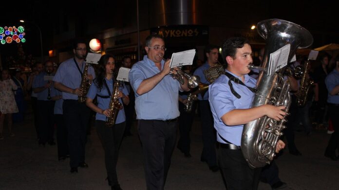 Tenista Rafael Jodar erguendo troféu de campeão em quadra de saibro, sorrindo e celebrando a vitória.