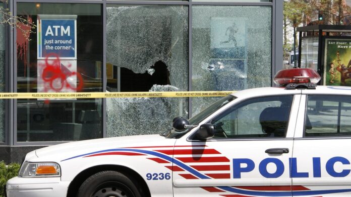 Gráfico digital mostrando o aumento global de processos judiciais relacionados ao clima em um mapa-múndi iluminado.