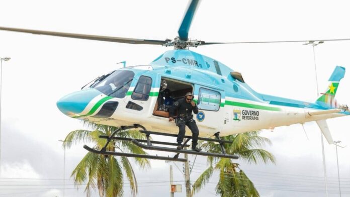 Militares fardados da guarda presidencial da Guiana em treinamento com instrutores brasileiros em Roraima.