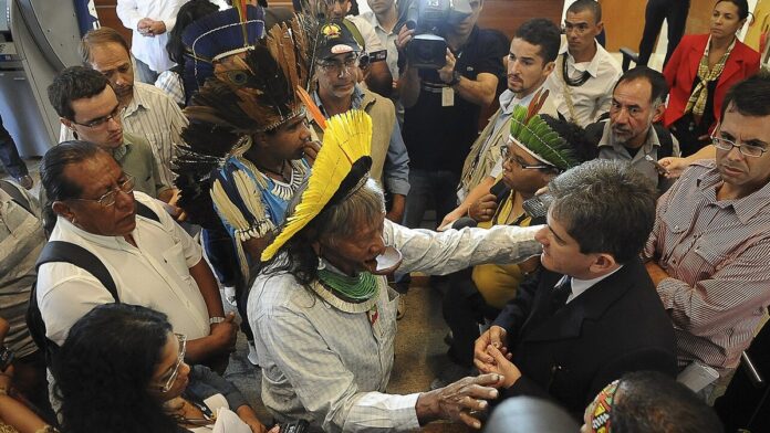 Brasília - Líderes de povos e organizações indígenas, inclusive o cacique Raoni, vão à sede da Advocacia Geral da União (AGU)