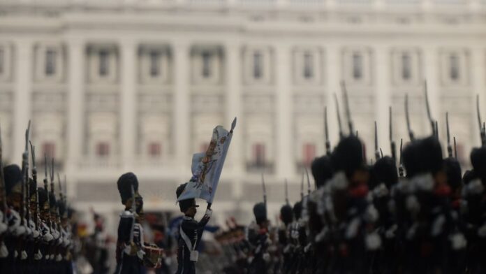 s4-0ad1622c8e93 Soldiers in uniform marching with rifles and flag