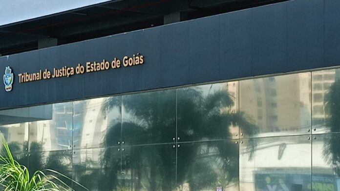 Fotografia de autoria de Emerson Júnior Gonçalves da Silva Figueiredo, retratando a fachada do Tribunal de Justiça de Goiás.