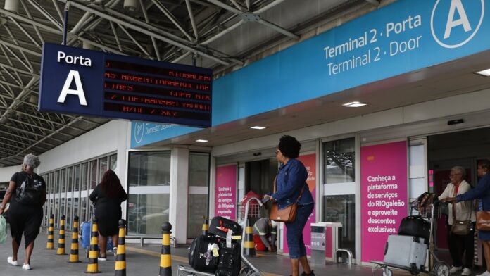 Rio de Janeiro (RJ), 02/10/2023 - Movimento de passageiros no Aeroporto Internacional Tom Jobim, no Galeão, após migração de