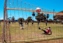 JUBs Futebol 2026 tem campo exclusivo para o futebol feminino em Aracaju A thrilling moment during a soccer match in Aracaju, Brazil with a goalkeeper missing a challenging save.