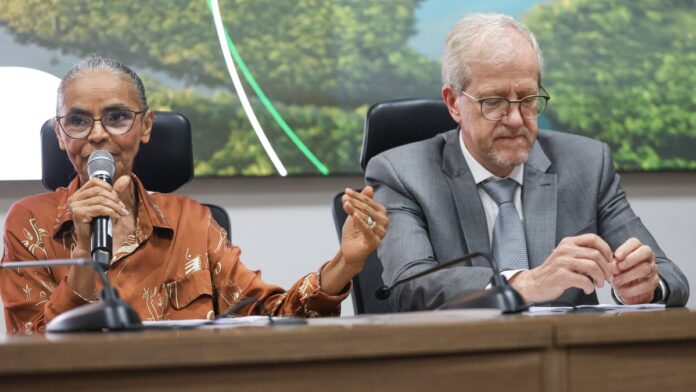 Brasília (DF), 01/04/2026 - A ministra do Meio Ambiente e Mudança do Clima (MMA), Marina Silva, e o secretário-executivo do m