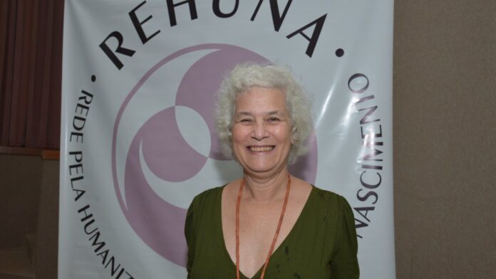 A presidenta da Rede Nacional pela Humanização do Parto e Nascimento (ReHuNa), Daphne Rattner, durante entrega de certificado