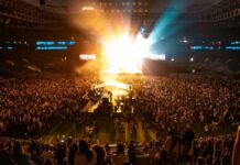 Public Image Ltd marca retorno ao Brasil com show histórico em São Paulo Lively concert atmosphere captures the energy of a packed crowd in a São Paulo stadium at night.