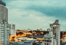 Trem Intercidades: Governo de São Paulo avança em obras do TIC Campinas A vibrant cityscape of Campinas, Brazil, showcasing illuminated skyscrapers at dusk.