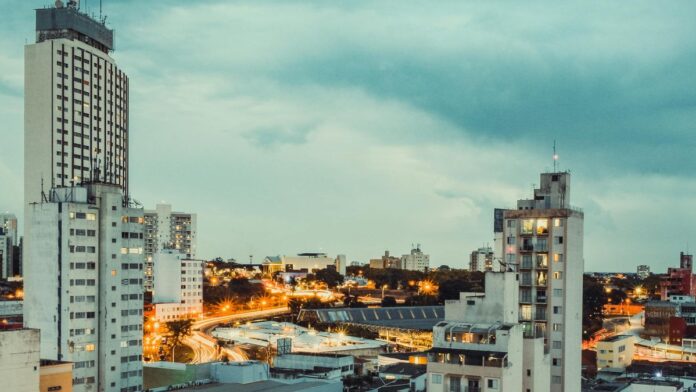 s4-1cd7a2622b3c-3 A vibrant cityscape of Campinas, Brazil, showcasing illuminated skyscrapers at dusk.