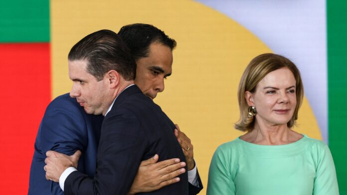 s4-20d3458d7154-1 Brasília (DF), 23/12/2025 - O presidente da Câmara dos Deputados, Hugo Motta, e a ministra de Relações Institucionais, Gleisi