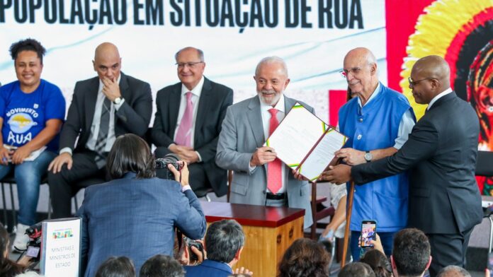 Brasília (DF), 11/12/2023, O presidente Luiz Inácio Lula da Silva, o padre Júlio Lancellotti, e o ministro Silvio Almeida, d