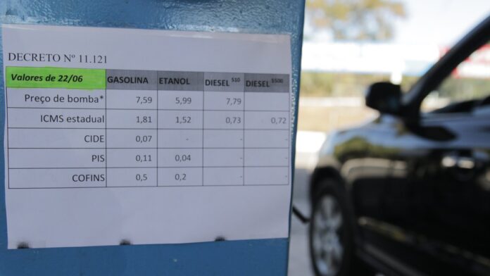 Postos de combustíveis do DF exibem tabelas afixadas nas bombas mostrando os preços anteriores dos produtos