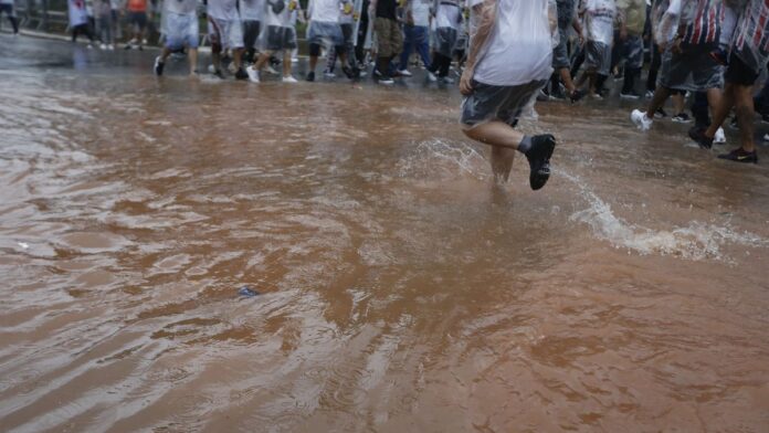 São Paulo (SP), 26/01/2025 - Forte chuva causa alagamento na entrada do estádio do MorumBIS. Foto Paulo Pinto/Agencia Brasil