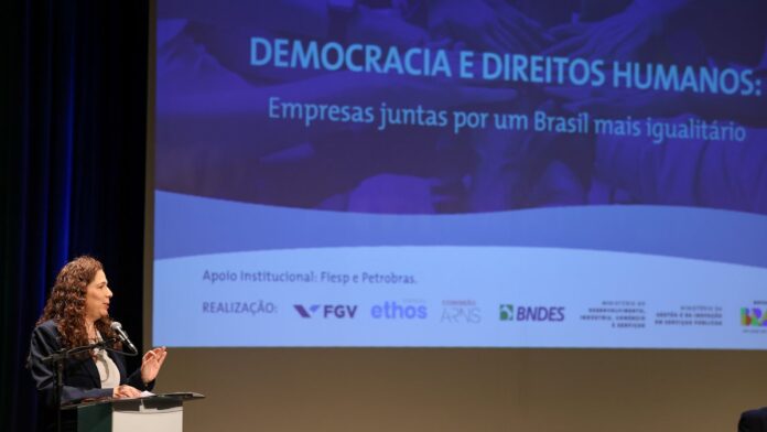 Rio de Janeiro (RJ), 15/12/2025 – A ministra do Ministério da Gestão e da Inovação, Esther Dweck durante abertura do seminári