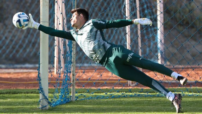O goleiro Vinicius, da SE Palmeiras, durante treinamento, no Club Tenis La Paz Huajchillia. (Foto: Cesar Greco/Palmeiras/by C