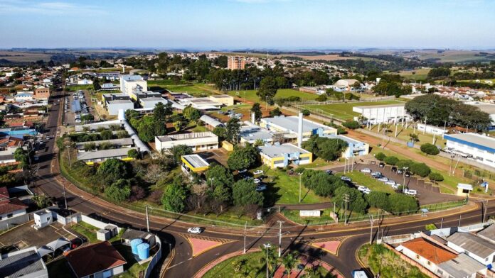 Aerial view of a university campus in Apucarana, Paraná, Brazil, showcasing academic buildings and surrounding landscape.
