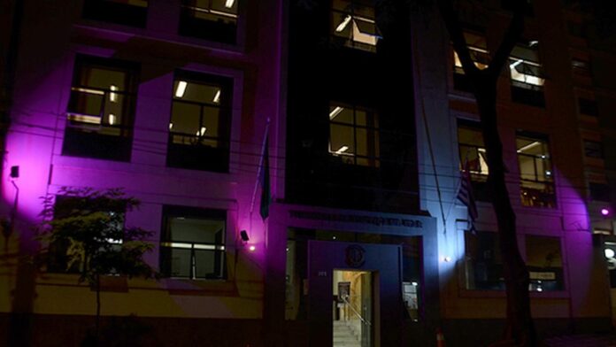 Fachada da sede do Tribunal de Justiça Militar de São Paulo (TJMSP), em São Paulo (SP), foi iluminada com a cor roxa em alusã