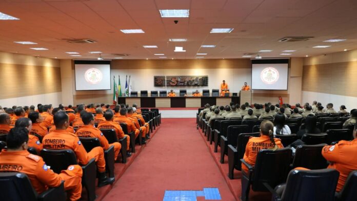 Conference room filled with firefighters during a training session in Mato Grosso, Brasil.