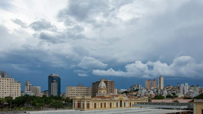 s4-3ff8043a8a4d Captivating cityscape of Belo Horizonte featuring diverse architecture under a dramatic cloudy sky.
