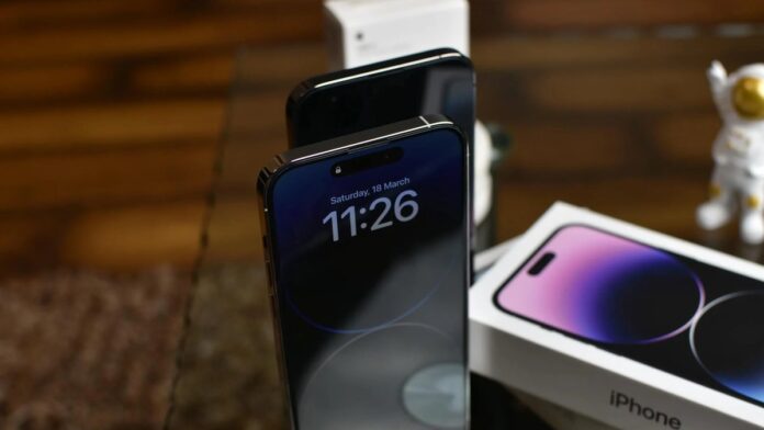 s4-40061843a7bf-1 Stylish setup of iPhone 14 Pro showcasing dynamic island feature with accessories.