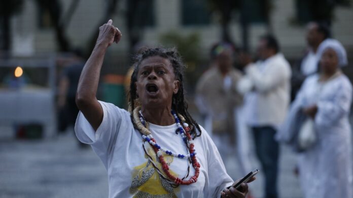 Religiosos de matriz africana protestam na Cinelândia pelo direito à sacralização animal, contra o julgamento no STF de ação