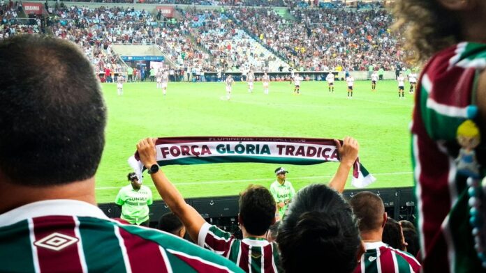 s4-46f08ccc5ca4-10 Cheering crowd at Maracanã Stadium supporting Fluminense FC during an intense football match.